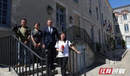 英國(guó)網(wǎng)紅吃瓜事件視頻,一場(chǎng)意外的網(wǎng)絡(luò)風(fēng)暴揭秘